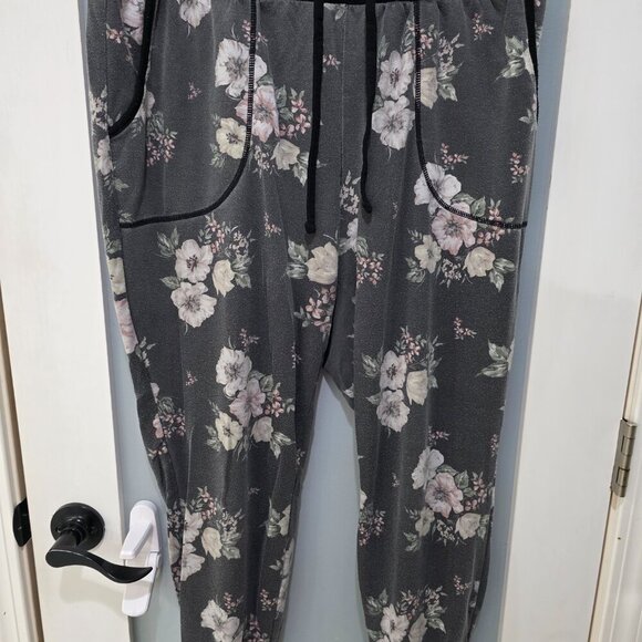 Torrid Women’s Black Floral Lounge Set – Zip Up Hoodie Size 2 & Joggers Size 1 - Picture 7 of 13